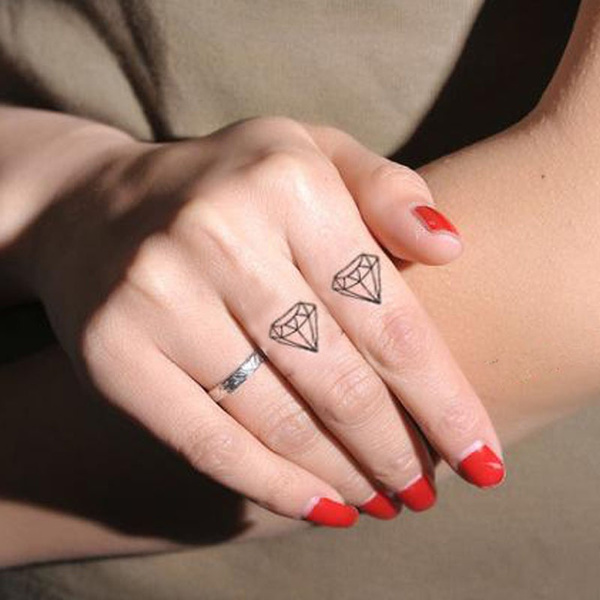 Demi Lovato Rose Finger Tattoo | POPSUGAR Beauty UK